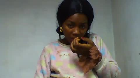 Snapshot of oooorazanasoa chatting on 06-24-26, 05:28 oooorazanasoa online show from 06-24-26, 05:28
