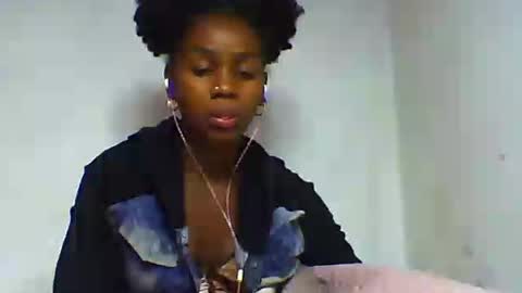 Snapshot of oooorazanasoa chatting on 06-24-26, 05:56 oooorazanasoa online show from 06-24-26, 05:56