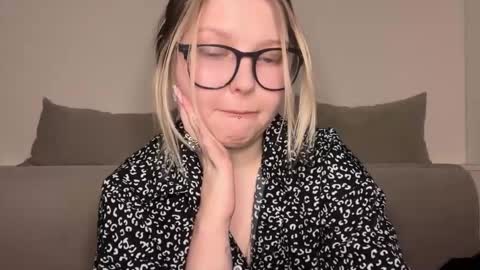 Snapshot of opheliaritz chatting on 03-05-26, 09:33 Ophelia online show from 03-05-26, 09:33