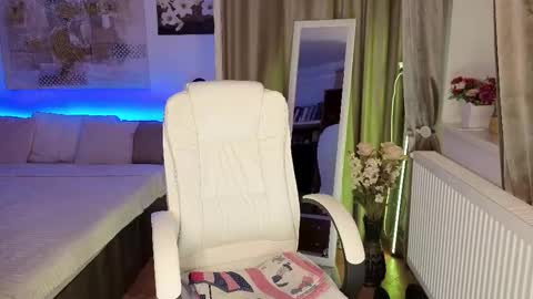 Snapshot of orchidessa chatting on 11-21-25, 06:39 Eve Voss online show from 11-21-25, 06:39