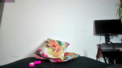 Snapshot of oriana_thomson2 chatting on 07-14-26, 02:05 Oriana online show from 07-14-26, 02:05