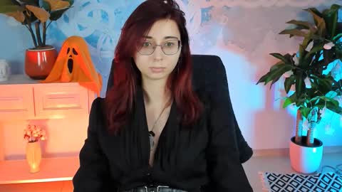 Orianna -  Hi Im into geek culture cosplay crafting LARP games. Shall we play DnD online show from 10-30-25, 09:22