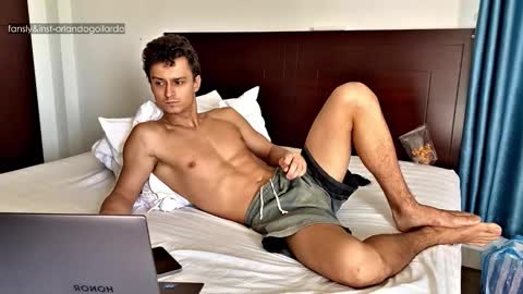 Snapshot of orlando__bloom chatting on 10-14-25, 01:06 Fansly and Instagram - online show from 10-14-25, 01:06