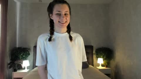 Snapshot of oscarheberle chatting on 05-15-26, 02:35 Jess online show from 05-15-26, 02:35