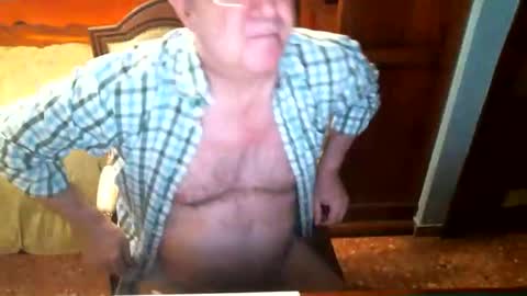 Snapshot of oscarw chatting on 12-29-24, 05:44 Oscar online show from 12-29-24, 05:44