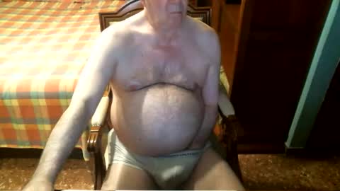 Snapshot of oscarw chatting on 10-12-25, 04:28 Oscar online show from 10-12-25, 04:28