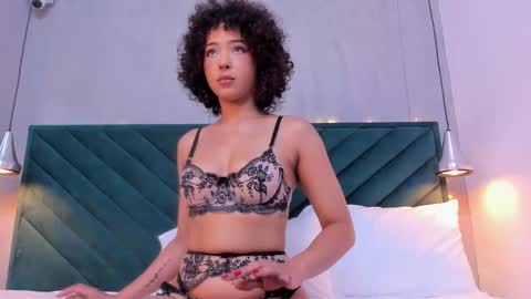 Snapshot of oshun_25 chatting on 02-12-25, 12:33 Oshun online show from 02-12-25, 12:33