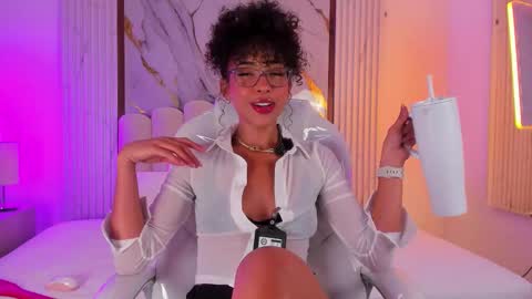 Snapshot of oshun_25 chatting on 11-30-25, 07:12 Oshun online show from 11-30-25, 07:12