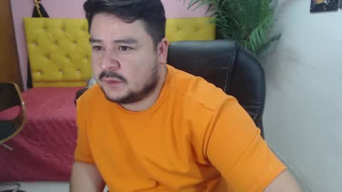 Snapshot of oso_gael chatting on 02-08-25, 05:29 Bear Gael online show from 02-08-25, 05:29