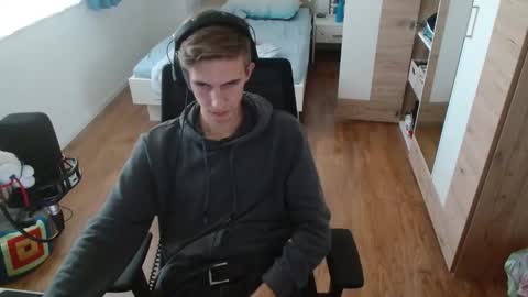 Snapshot of overkneebabe chatting on 10-25-25, 11:29 OverkneeBabe online show from 10-25-25, 11:29