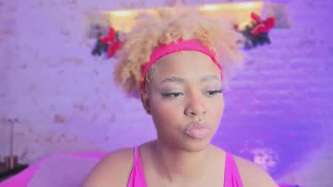 Snapshot of pamela_west chatting on 12-19-25, 08:05 Pamela West online show from 12-19-25, 08:05