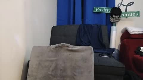 Snapshot of pantslesstraveler_plt chatting on 03-08-25, 12:30 PantsLessTraveler online show from 03-08-25, 12:30