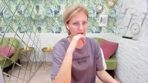 Snapshot of paris_cherry chatting on 11-06-25, 08:10 Paris online show from 11-06-25, 08:10