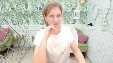 Snapshot of paris_cherry chatting on 11-28-25, 01:25 Paris online show from 11-28-25, 01:25