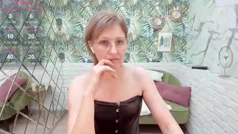 Snapshot of paris_cherry chatting on 12-02-25, 07:20 Paris online show from 12-02-25, 07:20