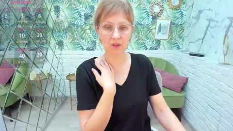 Snapshot of paris_cherry chatting on 12-20-25, 08:05 Paris online show from 12-20-25, 08:05