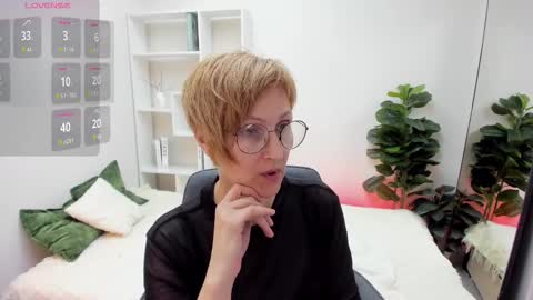 Snapshot of paris_cherry chatting on 03-21-26, 06:00 Paris online show from 03-21-26, 06:00