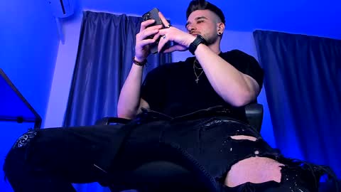 Snapshot of paris_lock chatting on 01-18-25, 01:30 Paris online show from 01-18-25, 01:30