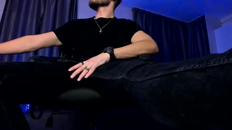 Snapshot of paris_lock chatting on 10-28-25, 08:33 Paris online show from 10-28-25, 08:33