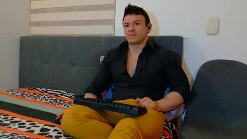 Snapshot of paris_mark chatting on 11-07-25, 04:12 Mark Paris online show from 11-07-25, 04:12