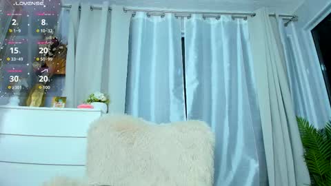 Snapshot of paris_x_hilton chatting on 09-13-25, 03:17 Paris online show from 09-13-25, 03:17