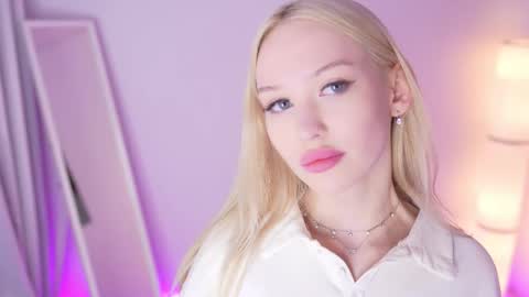 Snapshot of party_4_u chatting on 11-19-25, 10:59 Sofi online show from 11-19-25, 10:59