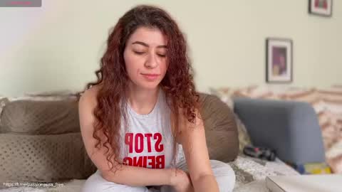 Snapshot of passionessa chatting on 05-12-26, 09:06 Call me Miss Alice Careful Passion Queen online show from 05-12-26, 09:06