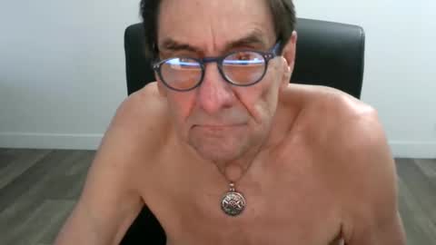 Snapshot of pastelito76 chatting on 10-15-25, 10:10 Bob online show from 10-15-25, 10:10