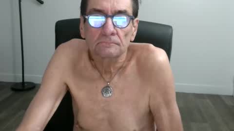 Snapshot of pastelito76 chatting on 11-11-25, 03:23 Bob online show from 11-11-25, 03:23