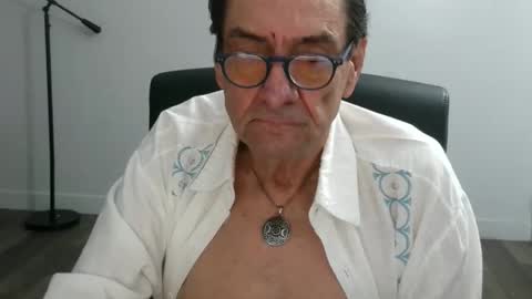 Snapshot of pastelito76 chatting on 11-17-25, 03:29 Bob online show from 11-17-25, 03:29