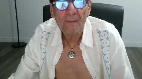 Snapshot of pastelito76 chatting on 11-18-25, 03:34 Bob online show from 11-18-25, 03:34