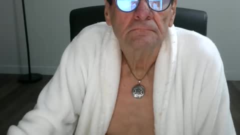 Snapshot of pastelito76 chatting on 11-24-25, 02:39 Bob online show from 11-24-25, 02:39