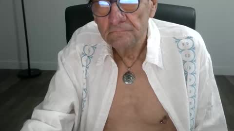 Snapshot of pastelito76 chatting on 12-03-25, 01:42 Bob online show from 12-03-25, 01:42