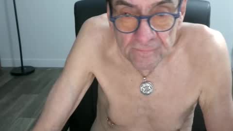 Snapshot of pastelito76 chatting on 12-04-25, 04:11 Bob online show from 12-04-25, 04:11