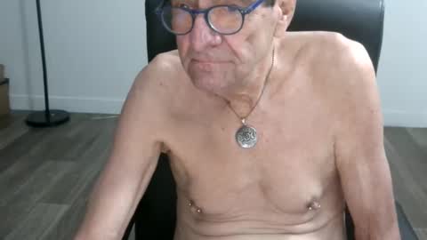 Snapshot of pastelito76 chatting on 12-14-25, 02:00 Bob online show from 12-14-25, 02:00