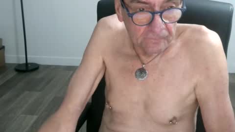 Snapshot of pastelito76 chatting on 12-15-25, 04:11 Bob online show from 12-15-25, 04:11