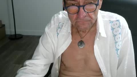 Snapshot of pastelito76 chatting on 12-18-25, 02:45 Bob online show from 12-18-25, 02:45