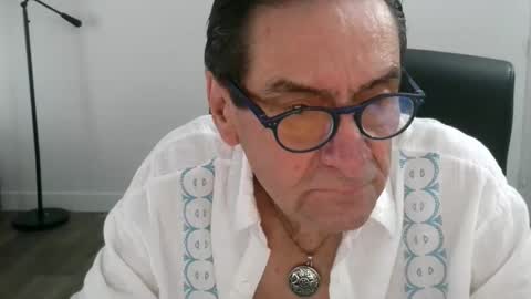 Snapshot of pastelito76 chatting on 12-19-25, 04:03 Bob online show from 12-19-25, 04:03