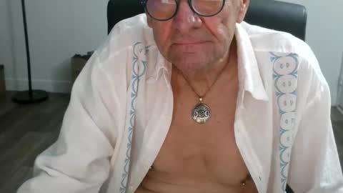 Snapshot of pastelito76 chatting on 12-20-25, 04:03 Bob online show from 12-20-25, 04:03