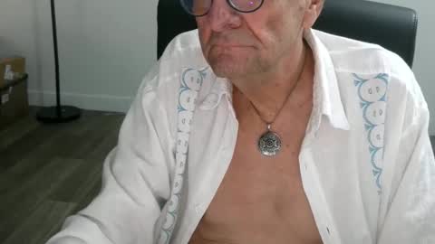 Snapshot of pastelito76 chatting on 12-22-25, 02:47 Bob online show from 12-22-25, 02:47