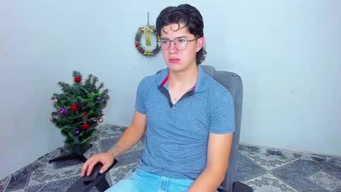 Snapshot of patrik027 chatting on 12-22-24, 12:27 .... online show from 12-22-24, 12:27