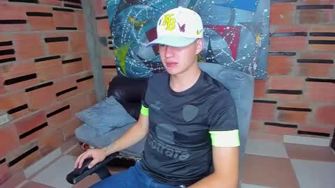 Snapshot of patrik027 chatting on 02-01-25, 01:20 .... online show from 02-01-25, 01:20