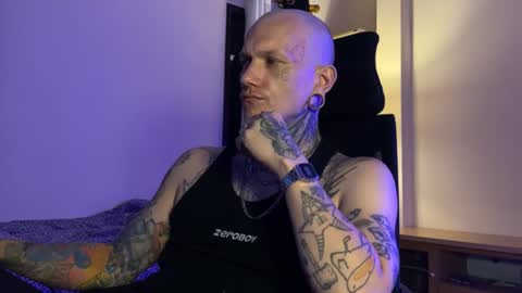 Snapshot of paul_razor chatting on 12-18-25, 03:29 Paul online show from 12-18-25, 03:29