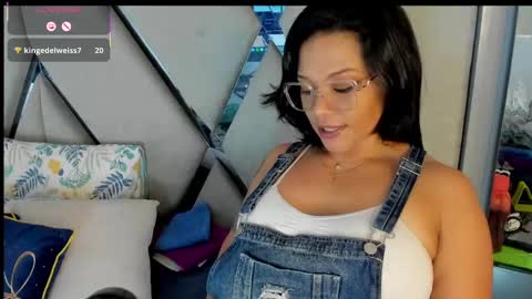 Snapshot of paula_daniela1 chatting on 02-21-25, 10:04 Paula online show from 02-21-25, 10:04