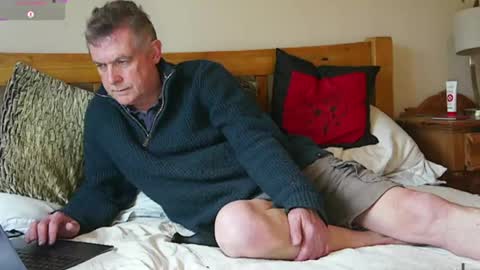 paullie2011 online show from 04-15-26, 08:54