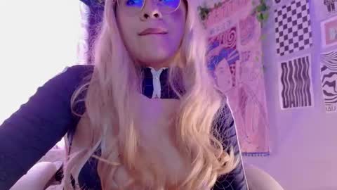 Snapshot of peach69love chatting on 01-05-26, 06:44 P E A C H online show from 01-05-26, 06:44