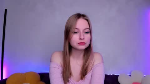 Snapshot of peach_sophie chatting on 01-08-25, 09:21 Sophie online show from 01-08-25, 09:21