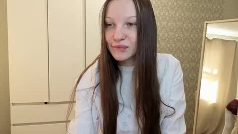 Snapshot of peachvelora chatting on 04-15-26, 02:18 Alice online show from 04-15-26, 02:18