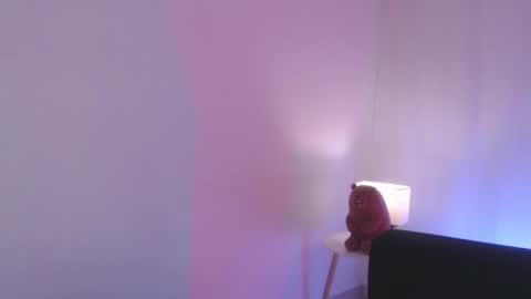 Snapshot of pear__moon chatting on 02-20-25, 01:25 LILLY online show from 02-20-25, 01:25