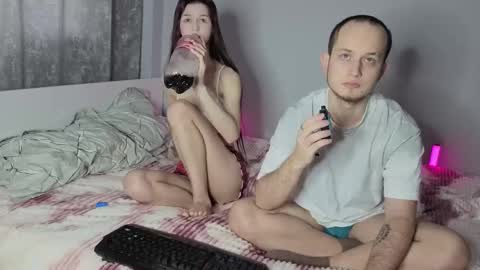 Snapshot of pearl_couple chatting on 02-09-26, 09:02 Rina and Max online show from 02-09-26, 09:02